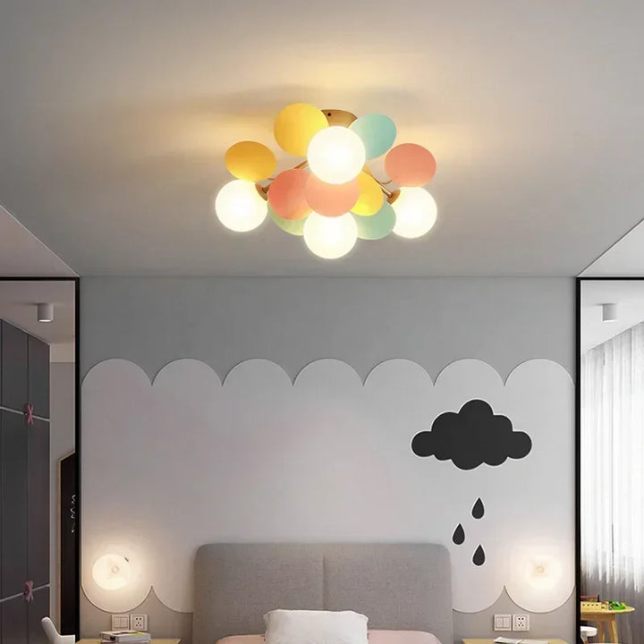 Lampa sufitowa z wieloma kulami i dyskami