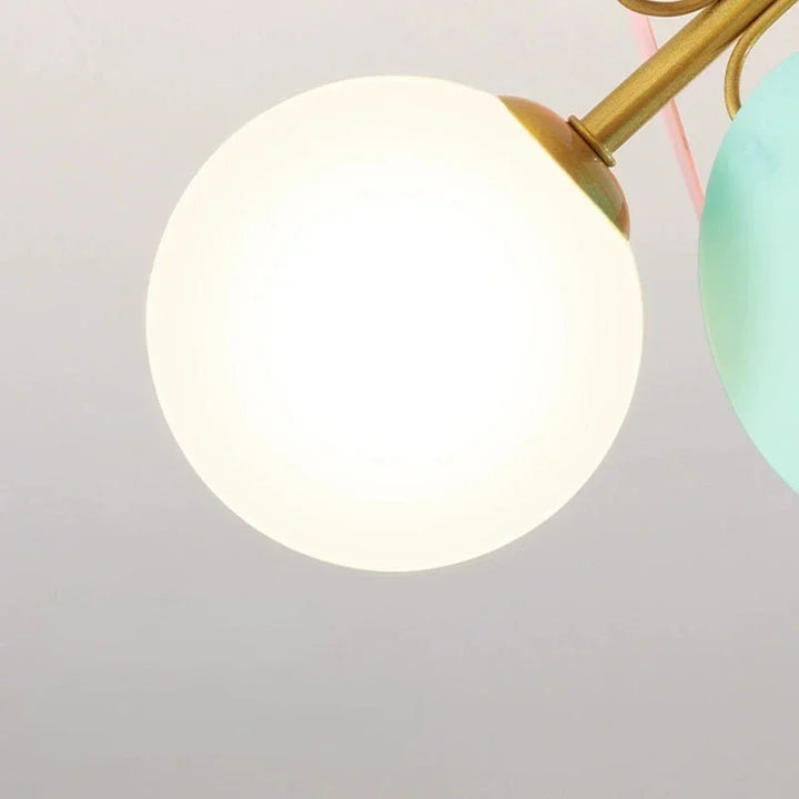 Lampa sufitowa z wieloma kulami i dyskami