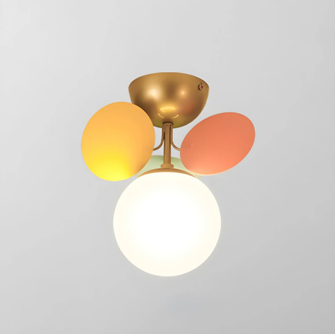 Lampa sufitowa z wieloma kulami i dyskami