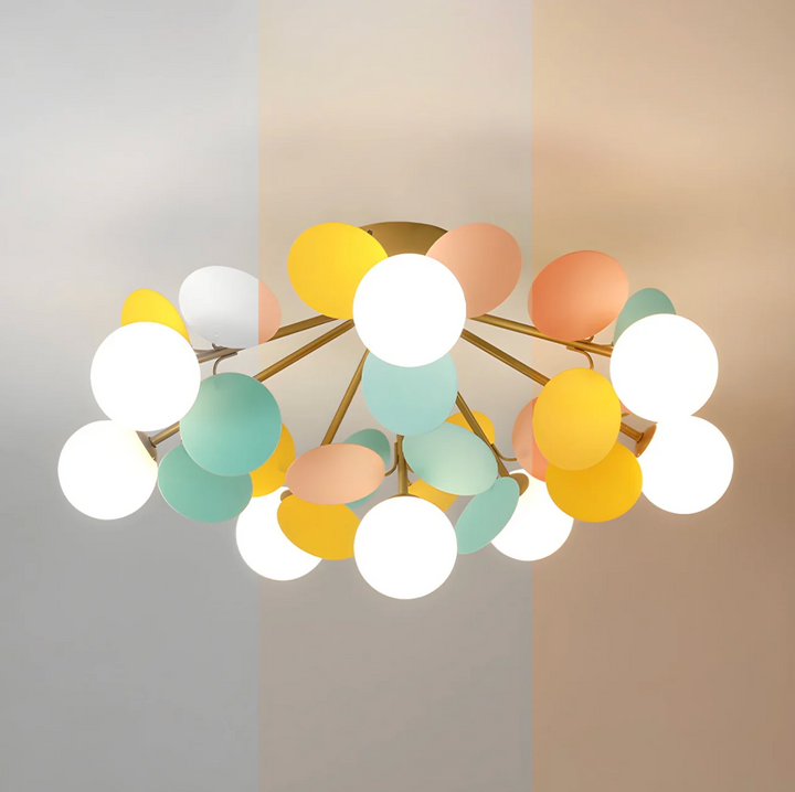 Lampa sufitowa z wieloma kulami i dyskami