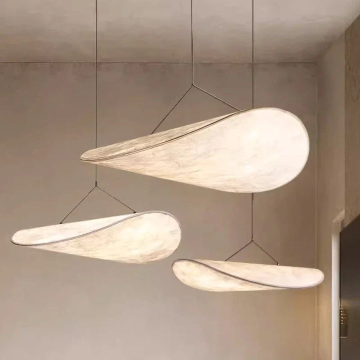 Lampa wisząca LED z długim łezkowatym panelem alabastrowym na trójkątnej ramie