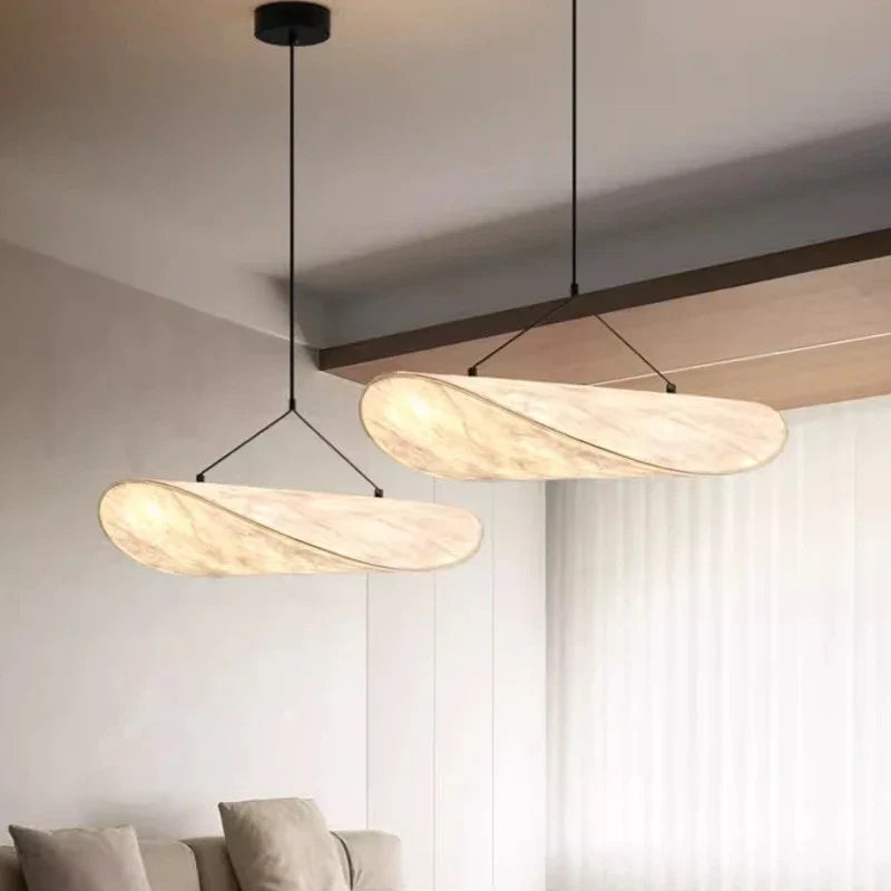 Lampa wisząca LED z długim łezkowatym panelem alabastrowym na trójkątnej ramie
