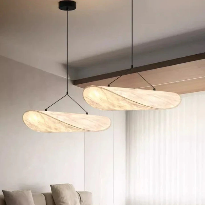 Lampa wisząca LED z długim łezkowatym panelem alabastrowym na trójkątnej ramie