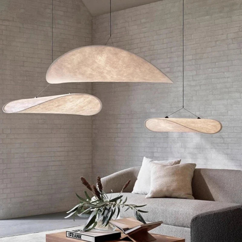 Lampa wisząca LED z długim łezkowatym panelem alabastrowym na trójkątnej ramie