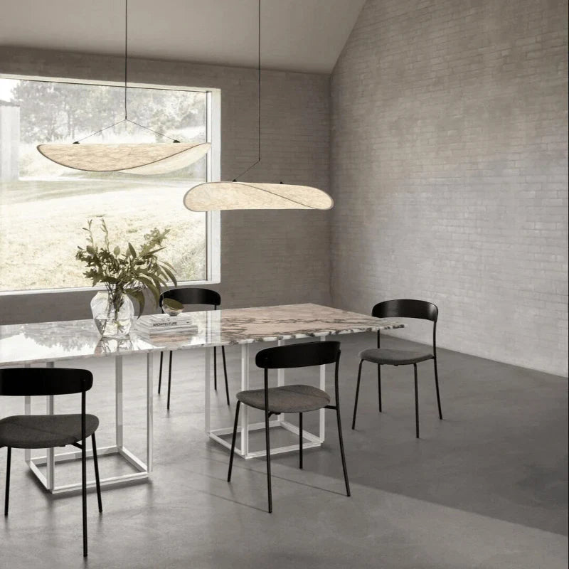 Lampa wisząca LED z długim łezkowatym panelem alabastrowym na trójkątnej ramie