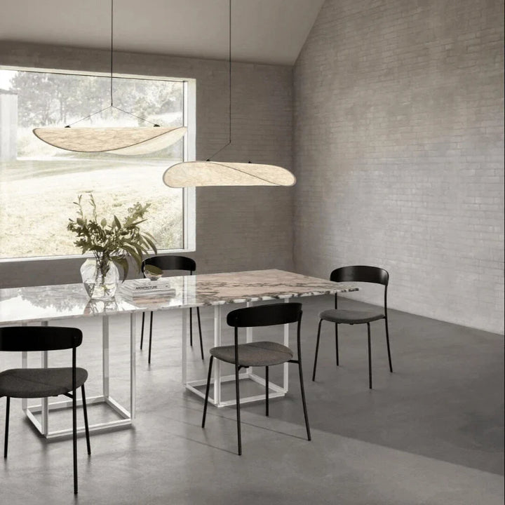 Lampa wisząca LED z długim łezkowatym panelem alabastrowym na trójkątnej ramie