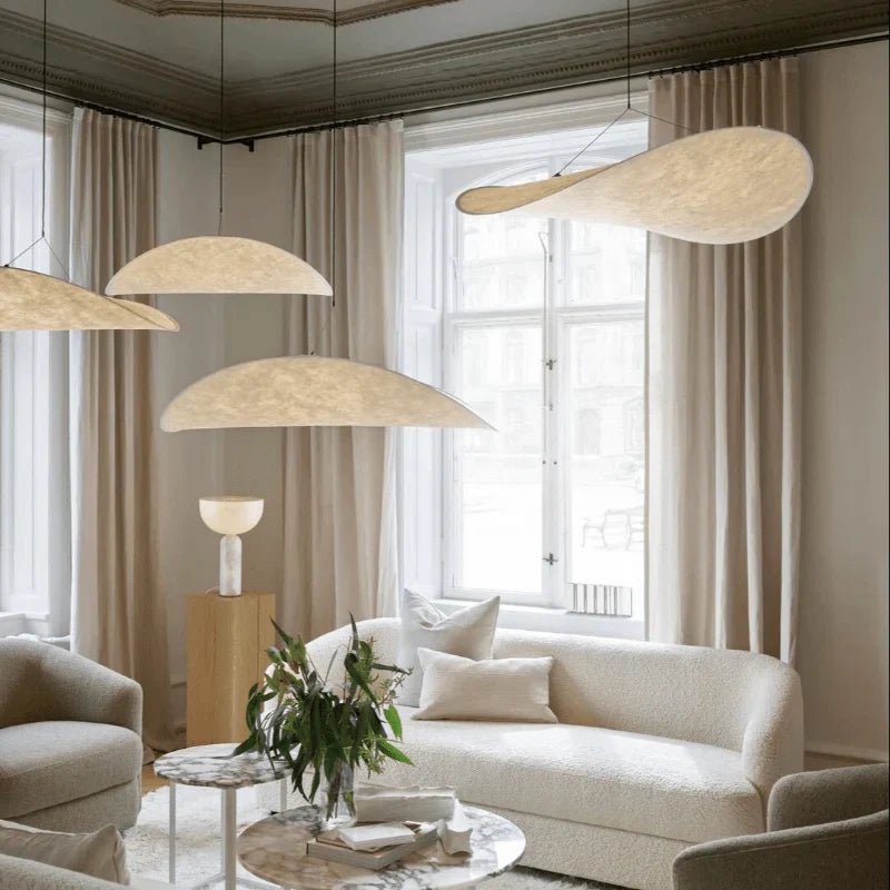 Lampa wisząca LED z długim łezkowatym panelem alabastrowym na trójkątnej ramie