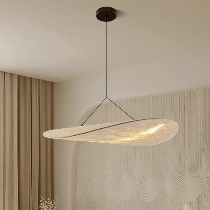 Lampa wisząca LED z długim łezkowatym panelem alabastrowym na trójkątnej ramie