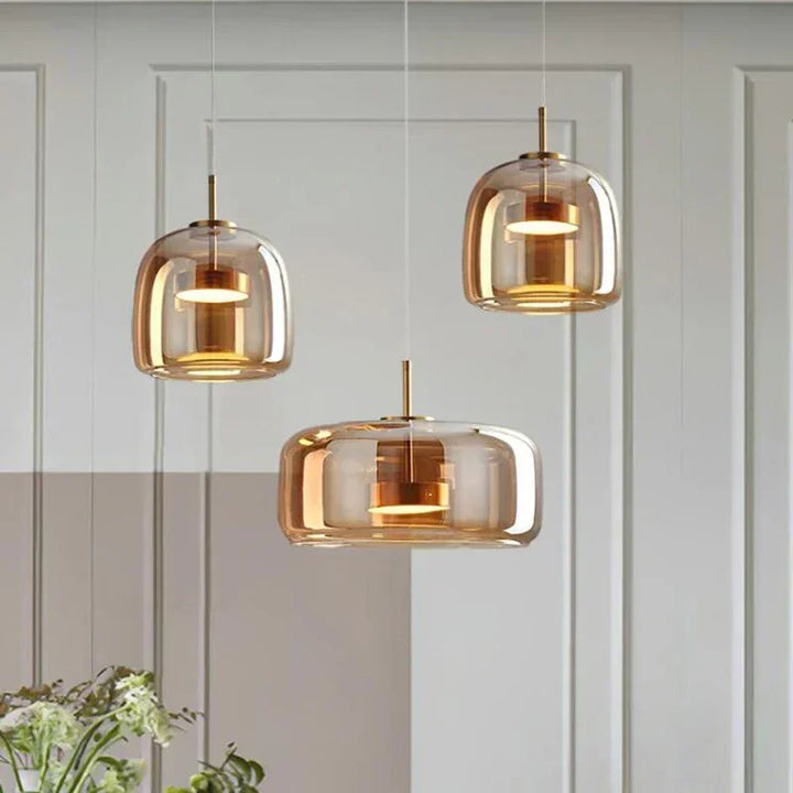 Lampa wisząca LED z dwuwarstwowym szklanym kloszem i złotym pierścieniem wewnętrznym