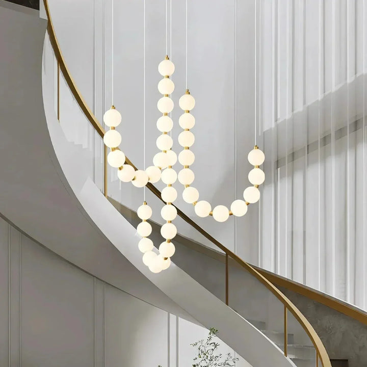 Lampa wisząca LED z kaskadowymi sznurami szklanych kul w stylu naszyjnika
