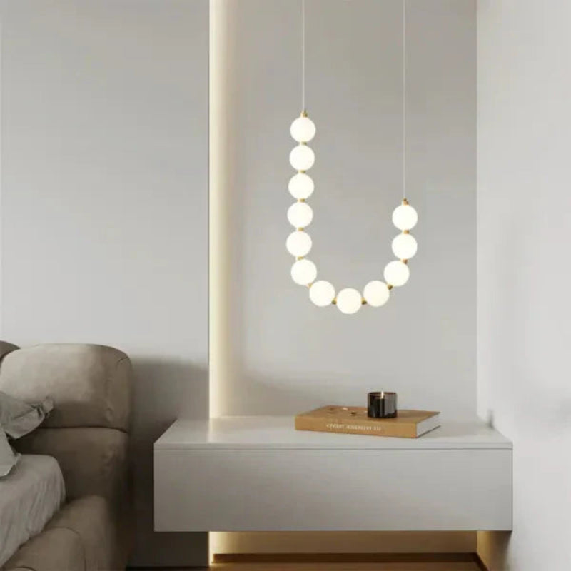 Lampa wisząca LED z kaskadowymi sznurami szklanych kul w stylu naszyjnika