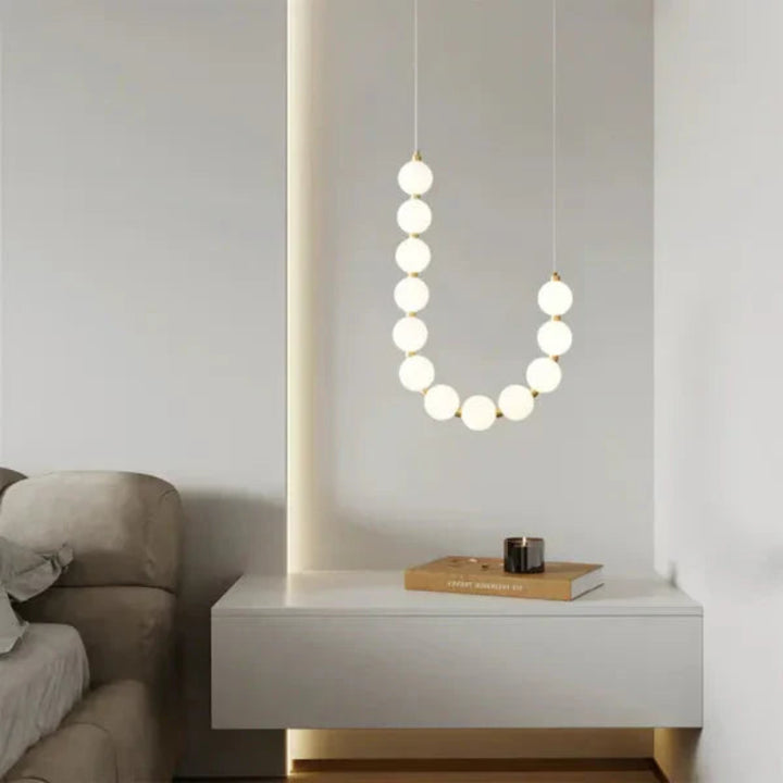 Lampa wisząca LED z kaskadowymi sznurami szklanych kul w stylu naszyjnika