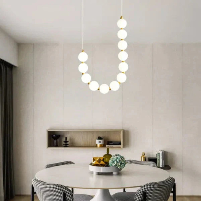Lampa wisząca LED z kaskadowymi sznurami szklanych kul w stylu naszyjnika