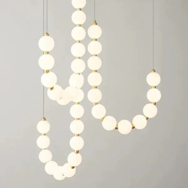Lampa wisząca LED z kaskadowymi sznurami szklanych kul w stylu naszyjnika