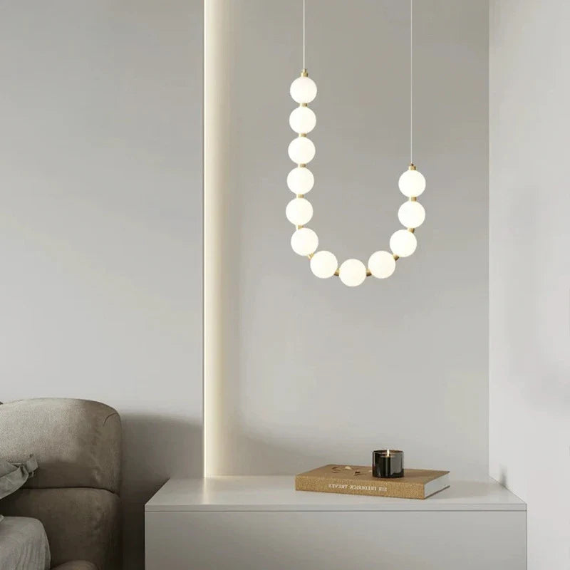 Lampa wisząca LED z kaskadowymi sznurami szklanych kul w stylu naszyjnika