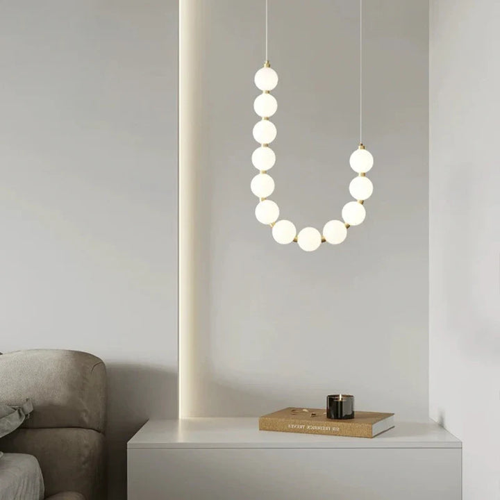 Lampa wisząca LED z kaskadowymi sznurami szklanych kul w stylu naszyjnika
