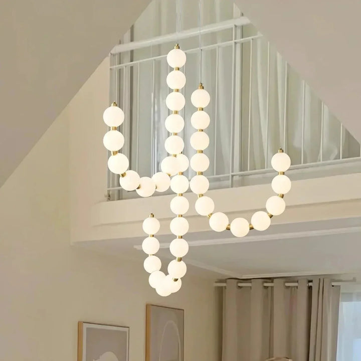 Lampa wisząca LED z kaskadowymi sznurami szklanych kul w stylu naszyjnika
