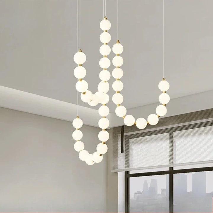 Lampa wisząca LED z kaskadowymi sznurami szklanych kul w stylu naszyjnika