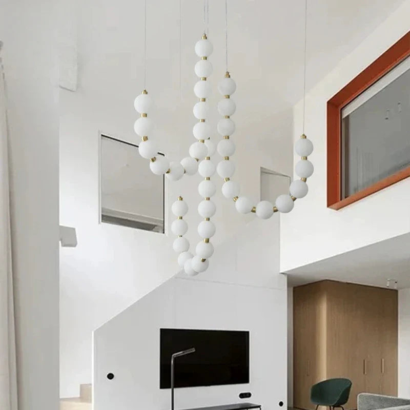 Lampa wisząca LED z kaskadowymi sznurami szklanych kul w stylu naszyjnika