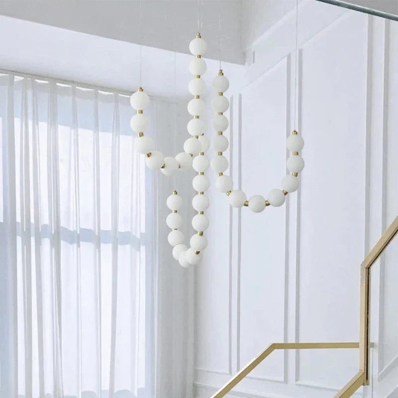Lampa wisząca LED z kaskadowymi sznurami szklanych kul w stylu naszyjnika
