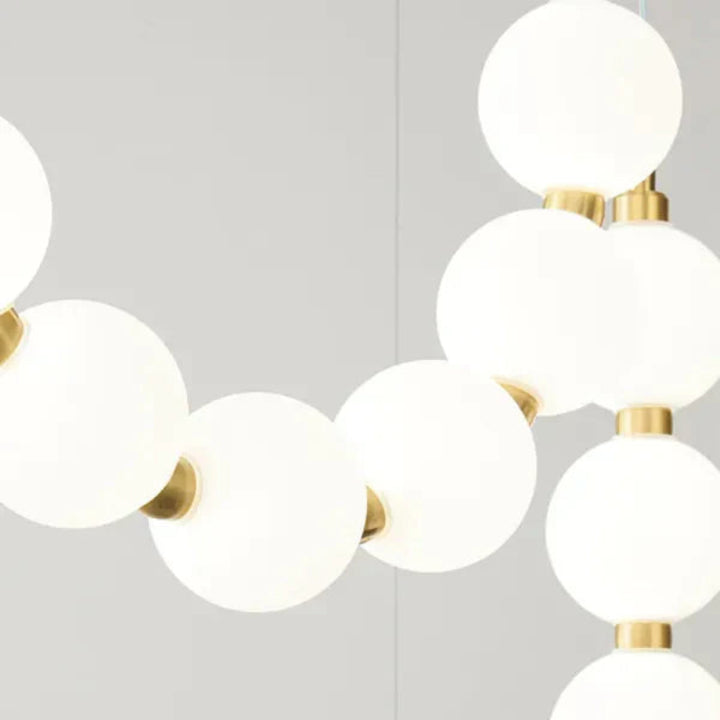 Lampa wisząca LED z kaskadowymi sznurami szklanych kul w stylu naszyjnika