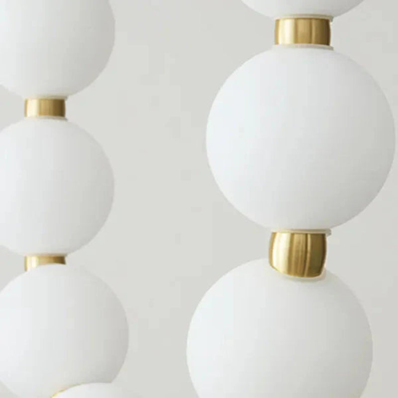 Lampa wisząca LED z kaskadowymi sznurami szklanych kul w stylu naszyjnika