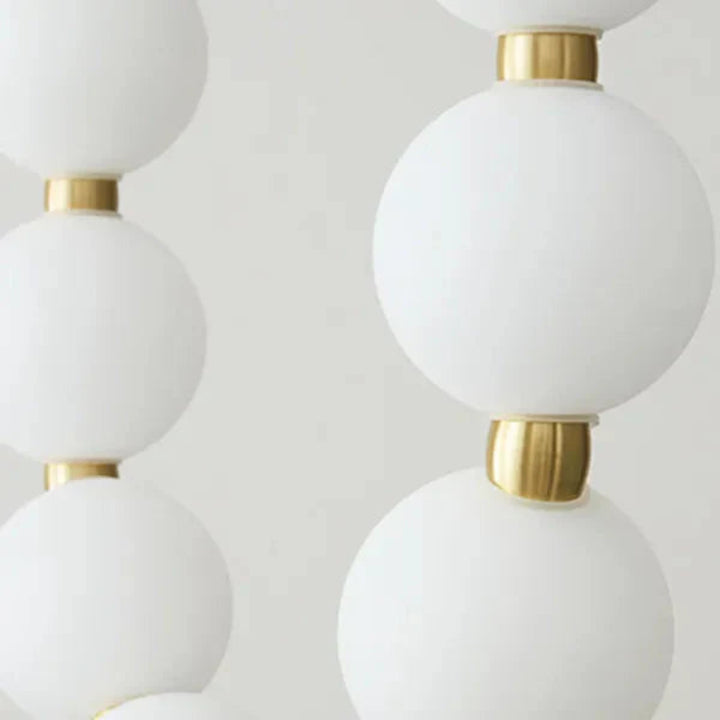 Lampa wisząca LED z kaskadowymi sznurami szklanych kul w stylu naszyjnika