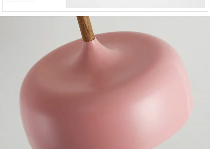 Lampa wisząca LED z kopułowym metalowym kloszem i drewnianym łącznikiem