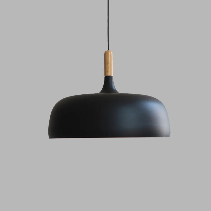 Lampa wisząca LED z kopułowym metalowym kloszem i drewnianym łącznikiem