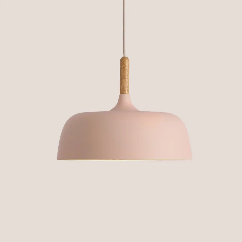 Lampa wisząca LED z kopułowym metalowym kloszem i drewnianym łącznikiem