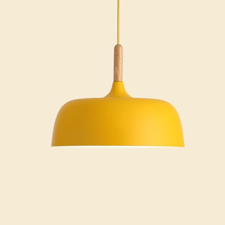 Lampa wisząca LED z kopułowym metalowym kloszem i drewnianym łącznikiem