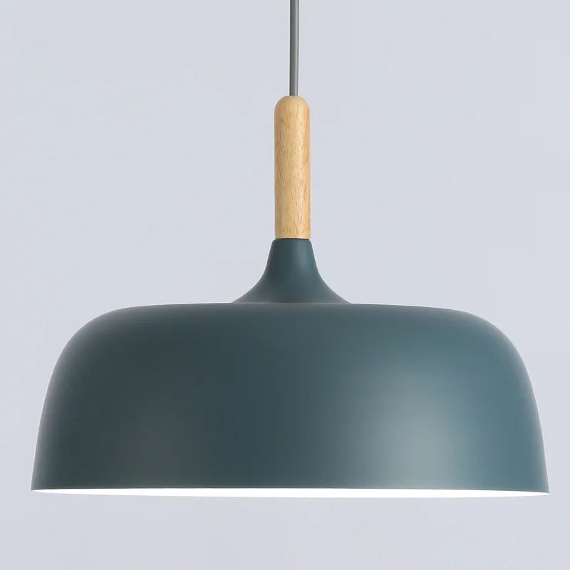Lampa wisząca LED z kopułowym metalowym kloszem i drewnianym łącznikiem