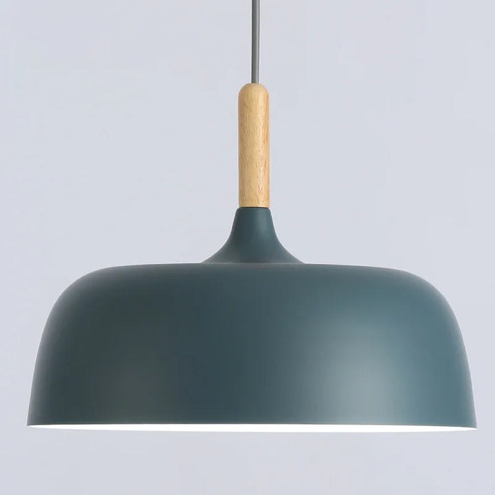 Lampa wisząca LED z kopułowym metalowym kloszem i drewnianym łącznikiem