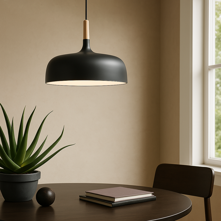 Lampa wisząca LED z kopułowym metalowym kloszem i drewnianym łącznikiem