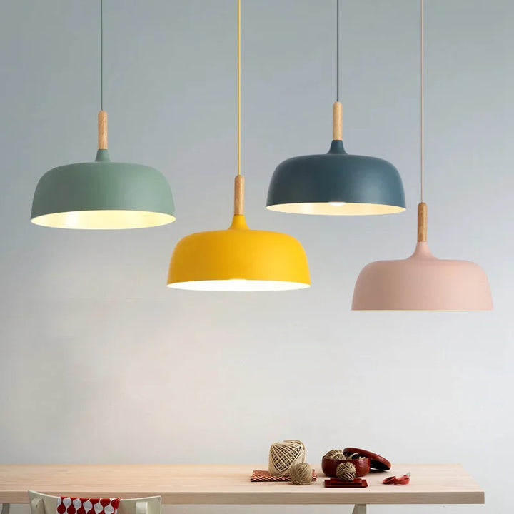 Lampa wisząca LED z kopułowym metalowym kloszem i drewnianym łącznikiem