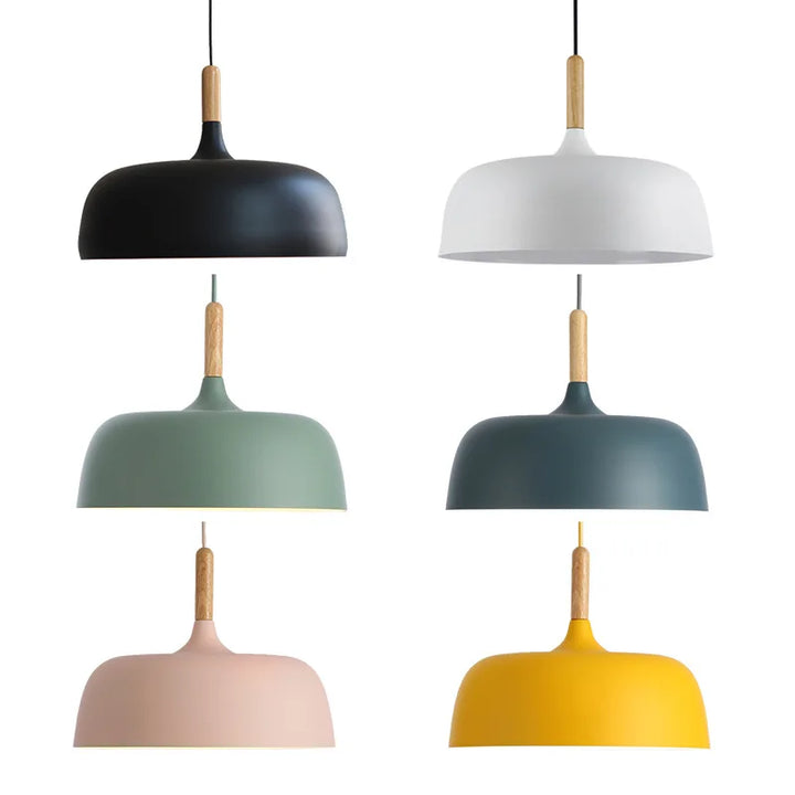 Lampa wisząca LED z kopułowym metalowym kloszem i drewnianym łącznikiem