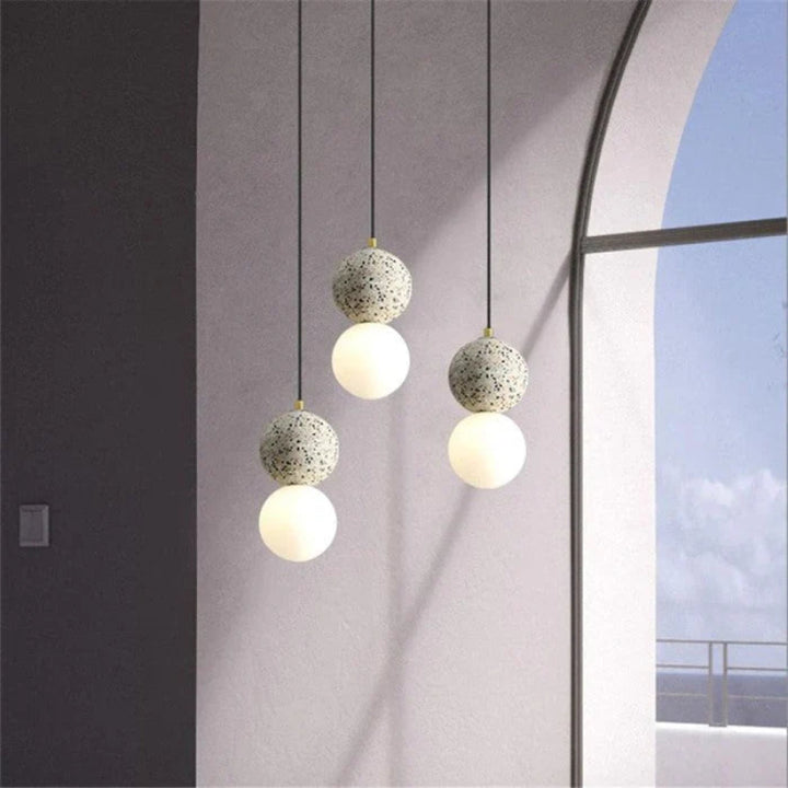 Lampa wisząca LED z kulistym szklanym kloszem