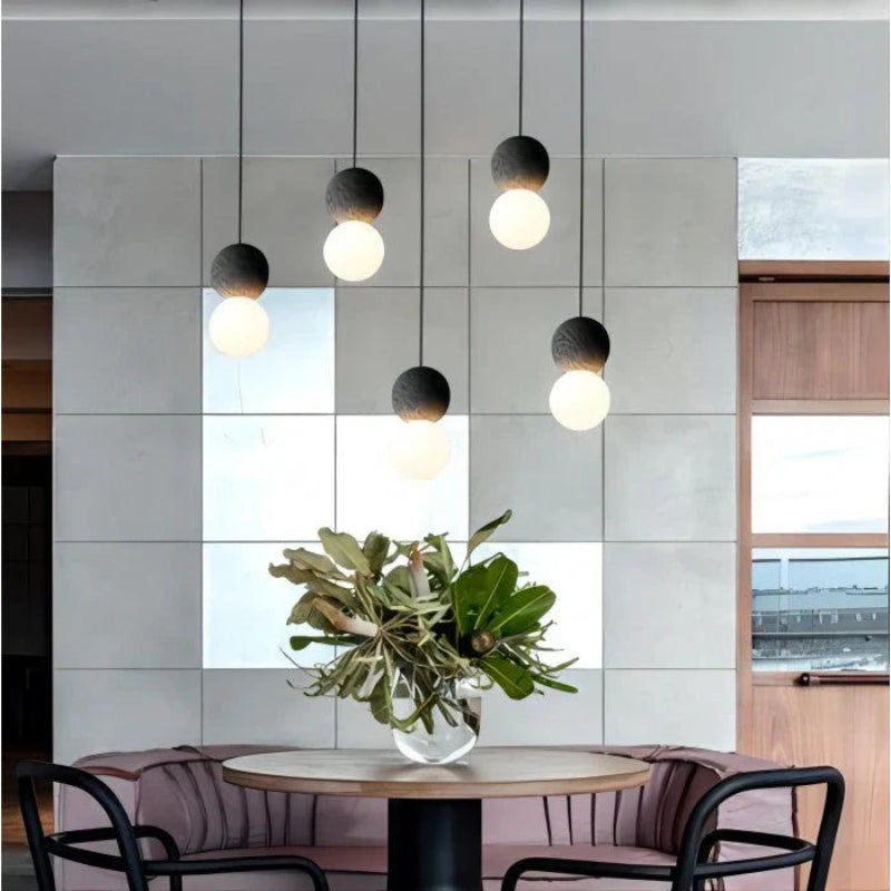 Lampa wisząca LED z kulistym szklanym kloszem