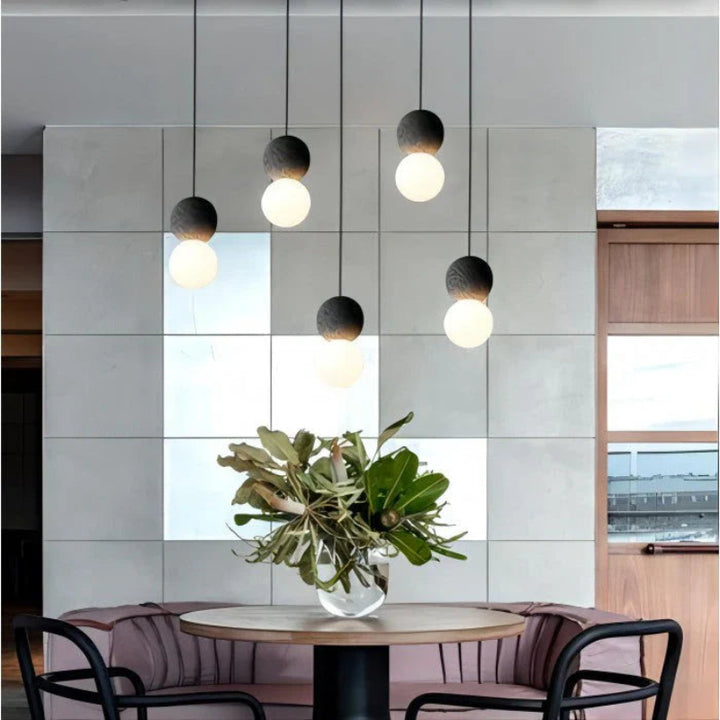 Lampa wisząca LED z kulistym szklanym kloszem