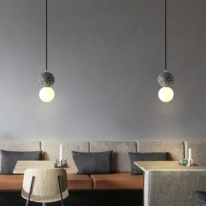 Lampa wisząca LED z kulistym szklanym kloszem