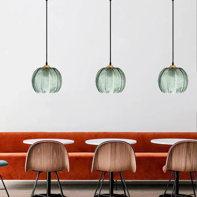 Lampa wisząca LED z kulistym szklanym kloszem i wytłoczonym wzorem liścia