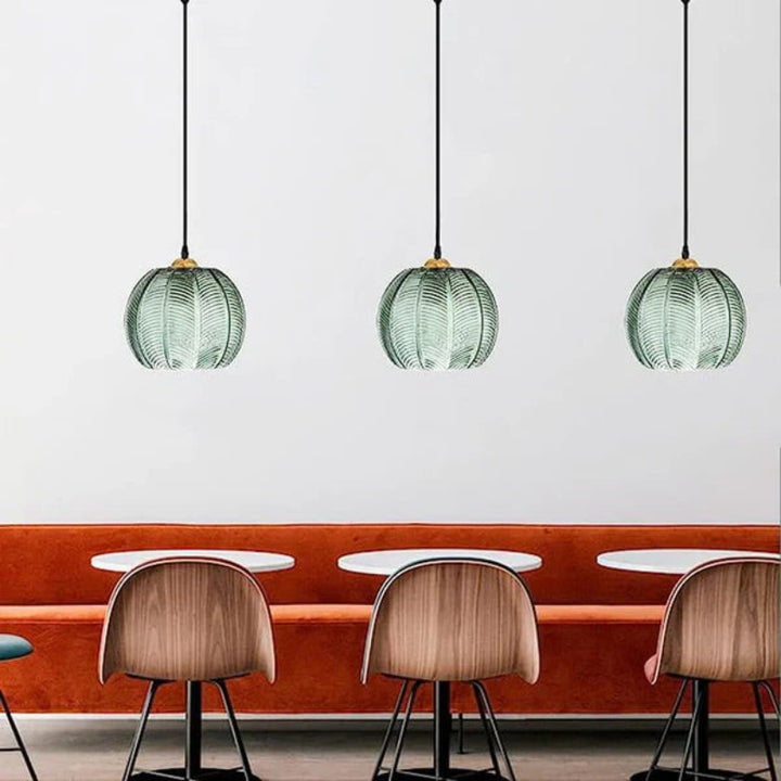 Lampa wisząca LED z kulistym szklanym kloszem i wytłoczonym wzorem liścia