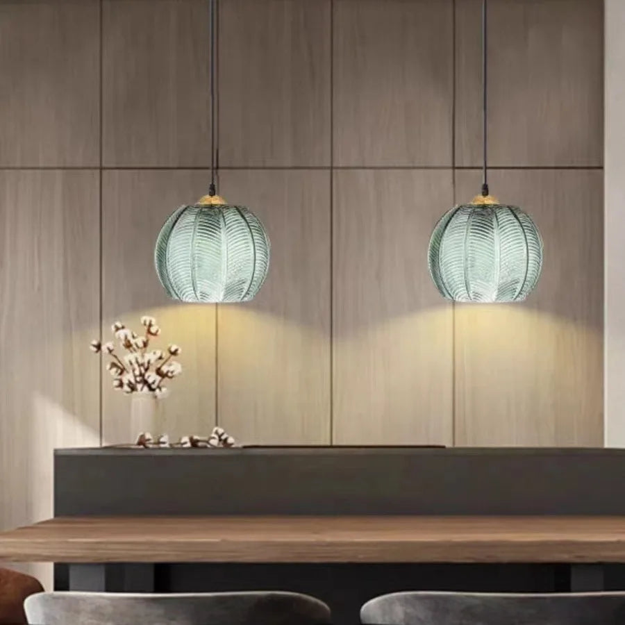 Lampa wisząca LED z kulistym szklanym kloszem i wytłoczonym wzorem liścia