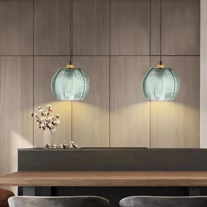 Lampa wisząca LED z kulistym szklanym kloszem i wytłoczonym wzorem liścia