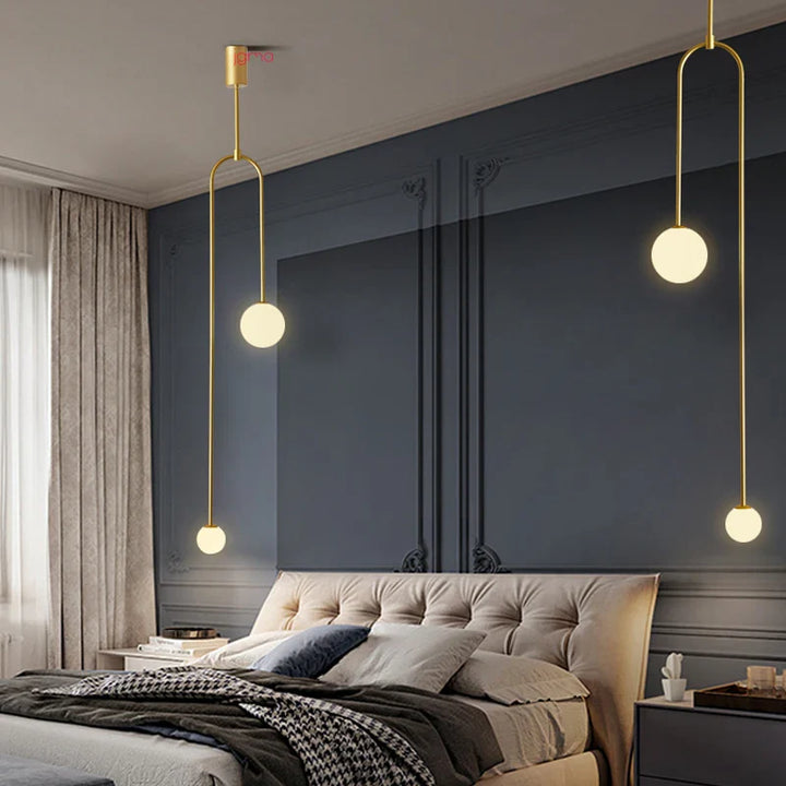 Lampa wisząca LED z mrożonymi kulami z pionowym uchwytem na metalowej pętli