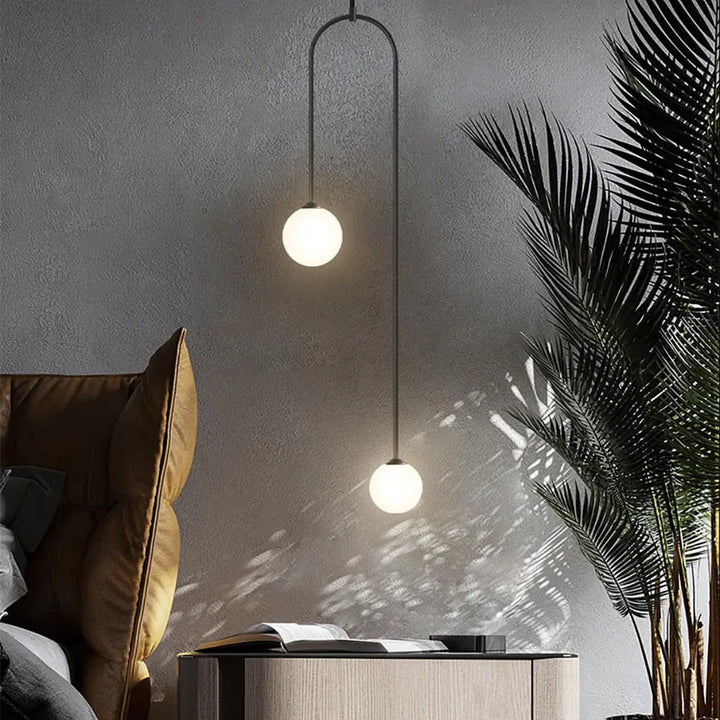 Lampa wisząca LED z mrożonymi kulami z pionowym uchwytem na metalowej pętli