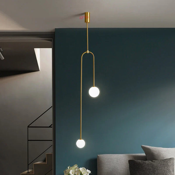 Lampa wisząca LED z mrożonymi kulami z pionowym uchwytem na metalowej pętli