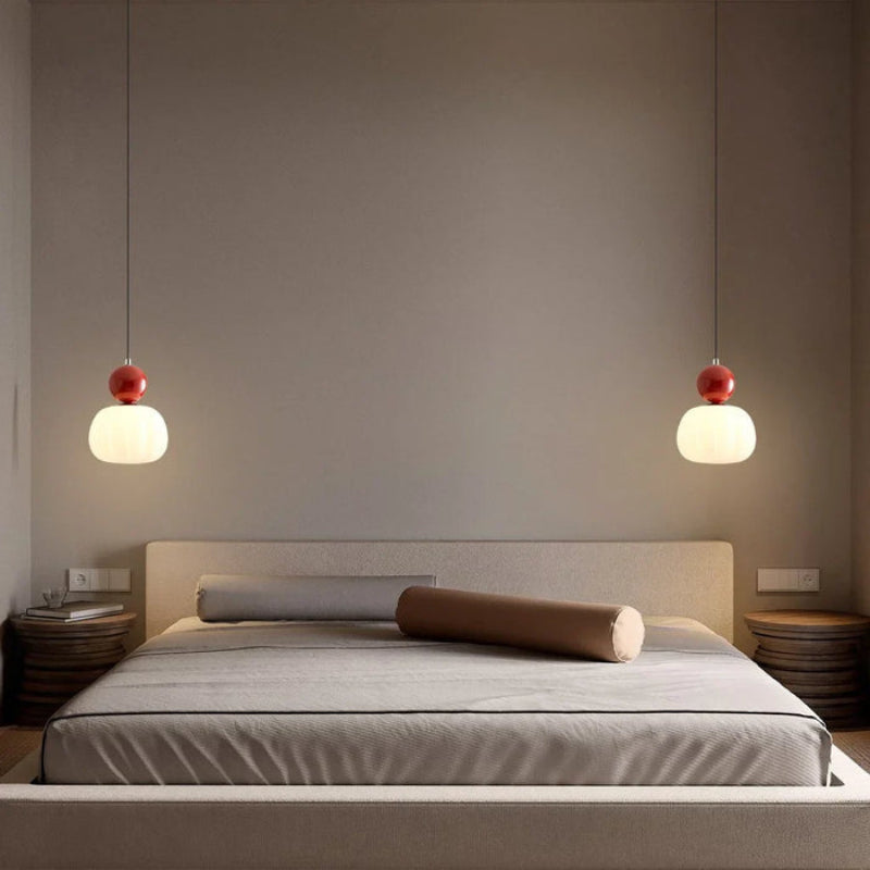 Lampa wisząca LED z owalnym kloszem z opalowego szkła i dekoracyjną kulą