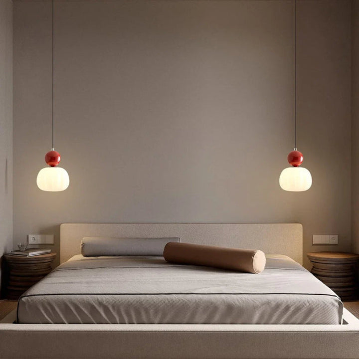 Lampa wisząca LED z owalnym kloszem z opalowego szkła i dekoracyjną kulą
