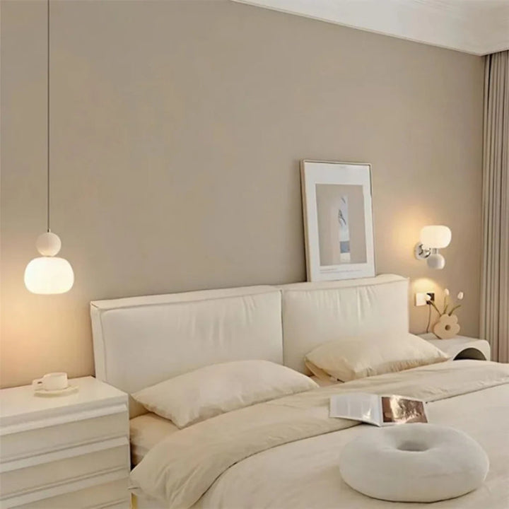 Lampa wisząca LED z owalnym kloszem z opalowego szkła i dekoracyjną kulą